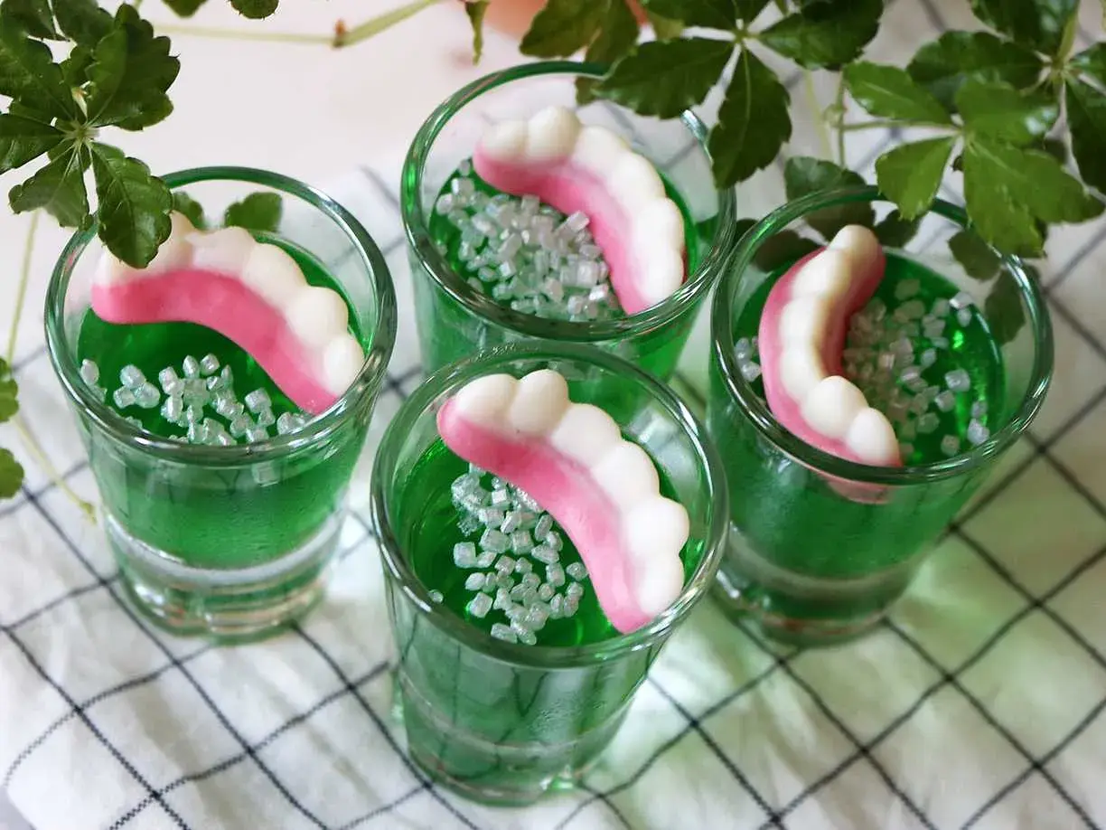 Gröna jello shots med godiständer och strössel. Ett roligt jello shots recept med gelatinpulver för festen.