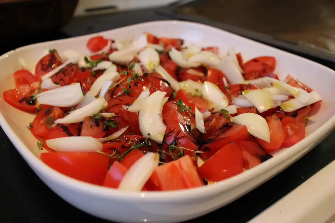Tomatsallad med lök och örter, redo för ugnen på 200 grader varmluft.