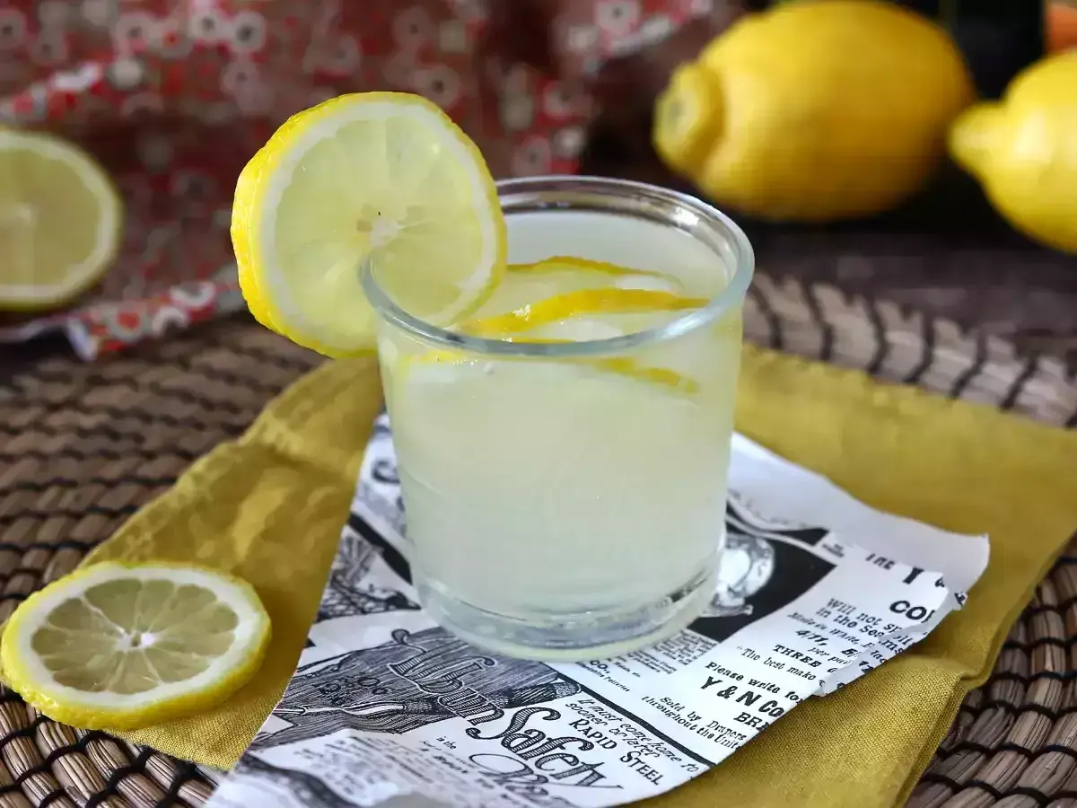 Ett glas uppfriskande lemonad med citronskivor, perfekt för ett hemmagjort limoncello recept.