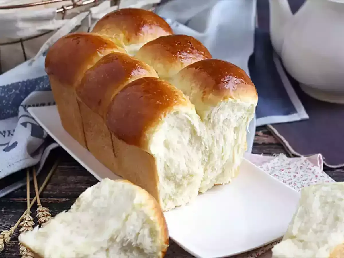 Nybakad brioche, perfekt för frukost eller fika. Detta brioche recept ger fluffigt och gyllene bröd.