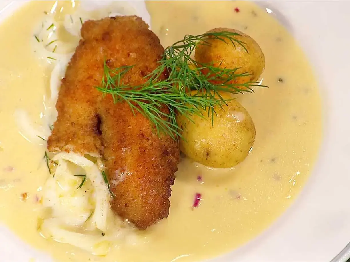 Panerad abborre med dill, småpotatis och en krämig sås. Ett klassiskt abborre recept som passar perfekt till helgen.