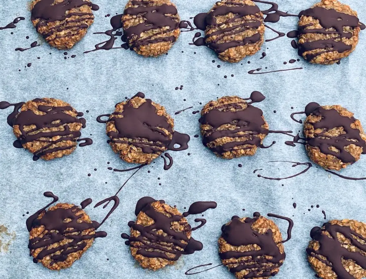Nyttiga havrekakor med chokladglasyr, redo att avnjutas.