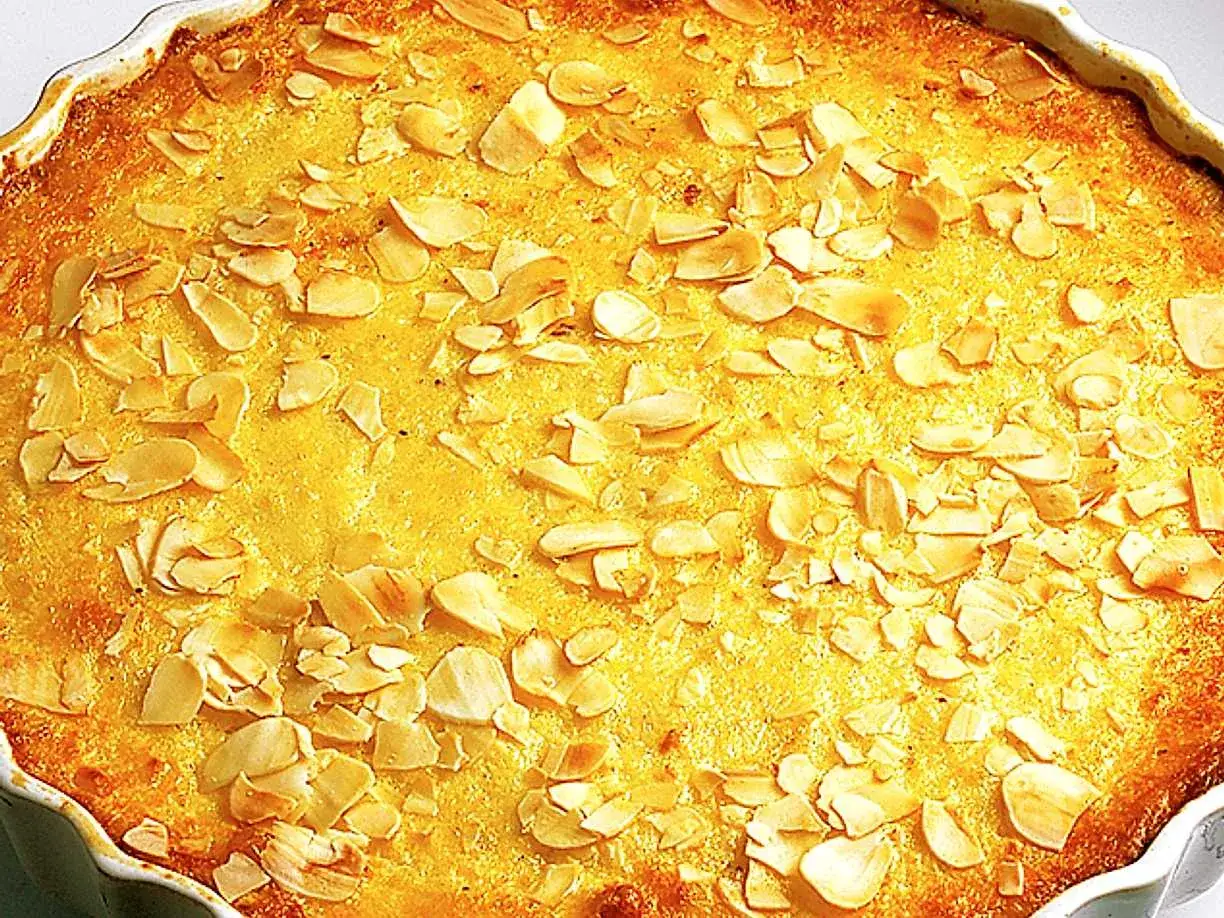 En gyllene ostkaka med mandelsp&aring;n, redo att avnjutas. Ett perfekt ostkaka recept f&ouml;r fika.