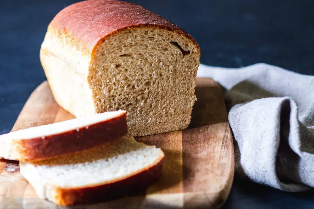 Nybakad limpa p&aring; sk&auml;rbr&auml;da, perfekt f&ouml;r ett gott limpa recept. Tv&aring; skivor ligger framf&ouml;r.
