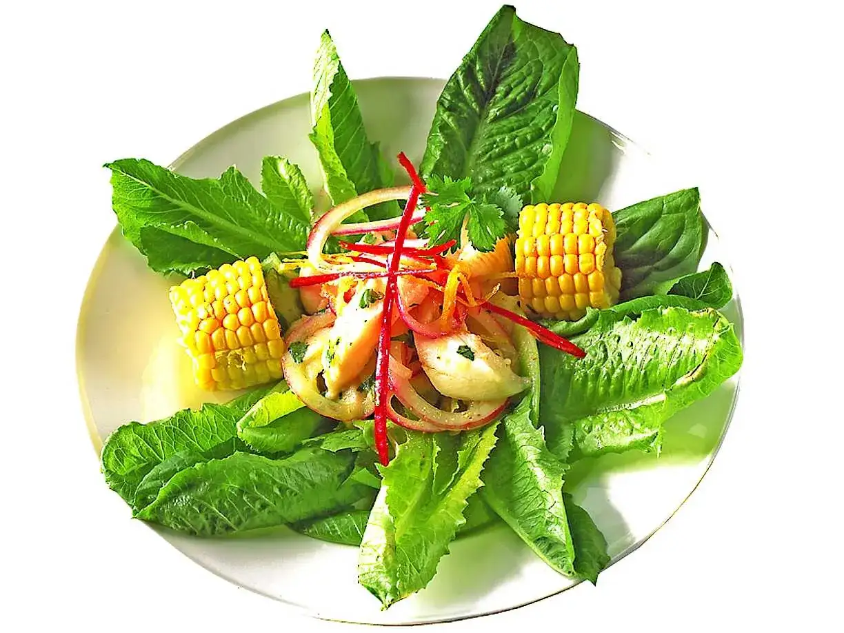 En fr&auml;sch ceviche med majskolvar, sallad och r&ouml;dl&ouml;k. Ett perfekt ceviche recept f&ouml;r en l&auml;tt lunch.