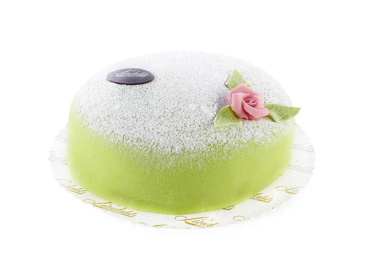 En grön prinsesstårta med rosa ros och blad, pudrad med florsocker. Kanske heter den så för att prinsessor älskar den?