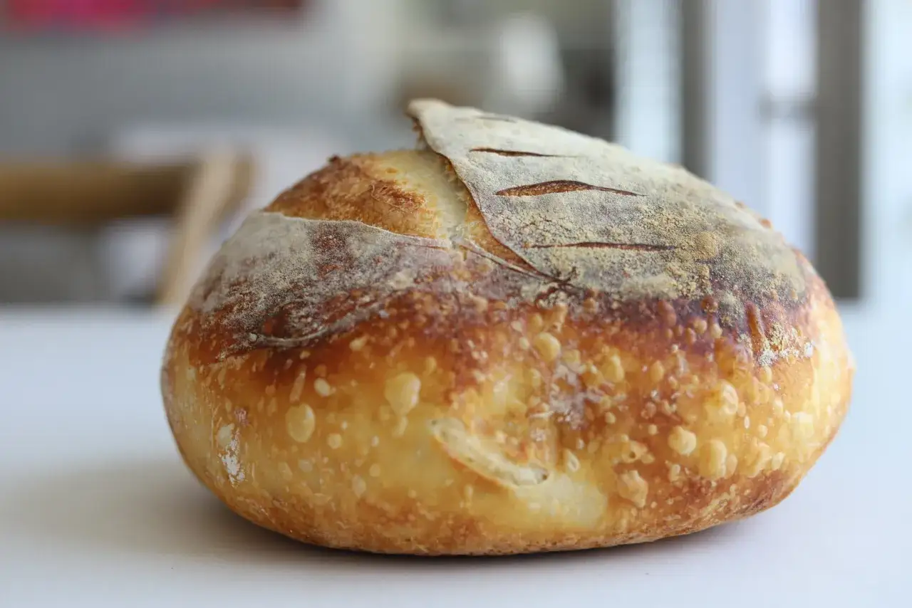 En nybakad surdegsbaguette med gyllene skorpa och fina snitt. Perfekt f&ouml;r ett surdegsbaguette recept.