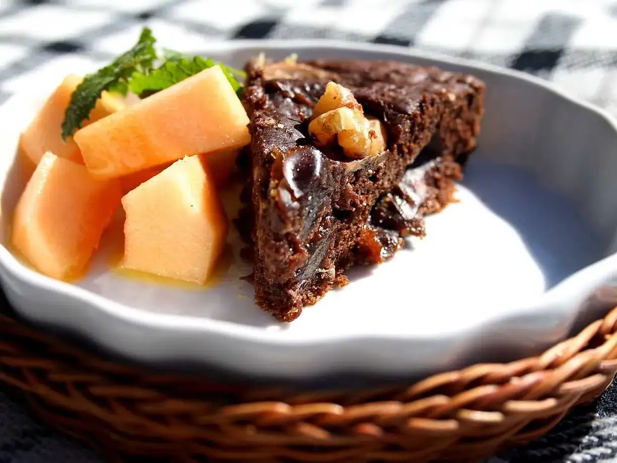 En bit saftig chokladkaka med valnötter, serverad med färsk melon och mynta. Detta är utan tvekan den godaste banankakan jag någonsin smakat!