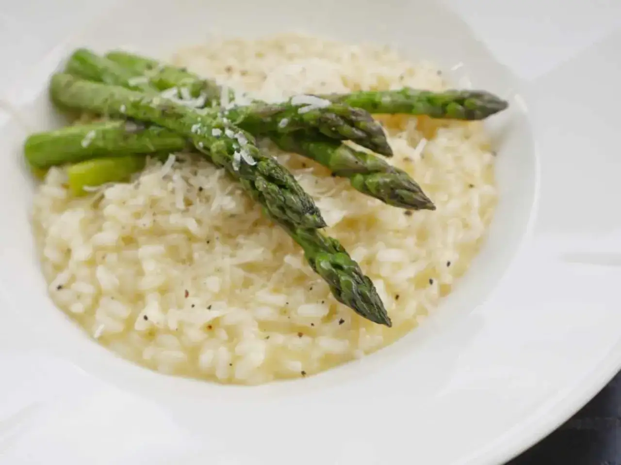 Kr&auml;mig risotto med sparris, toppad med riven parmesan. Ett perfekt risotto recept f&ouml;r en lyxig middag.