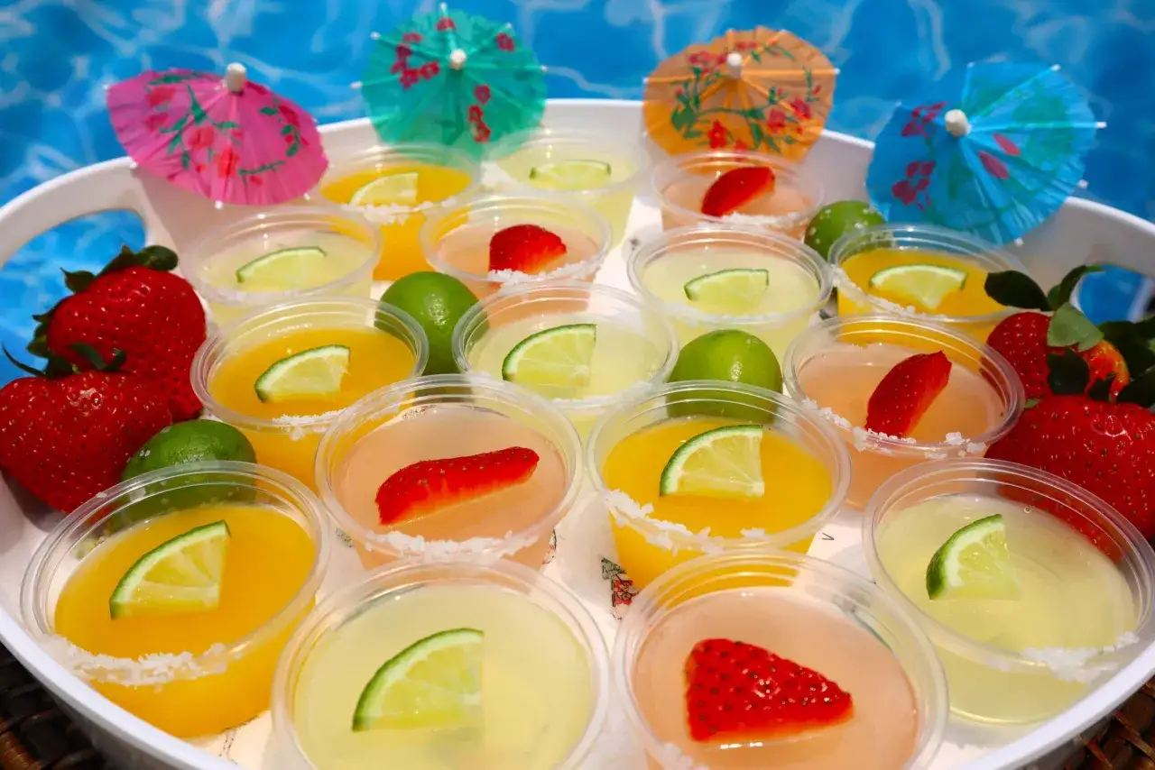 F&auml;rgglada jello shots med lime och jordgubbar, perfekta f&ouml;r festen! Ett enkelt jello shots recept med gelatinpulver.