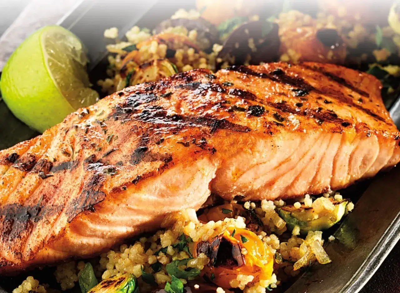 Grillad teriyaki lax med krispig yta, serverad med couscous och rostade gr&ouml;nsaker. En perfekt middag!