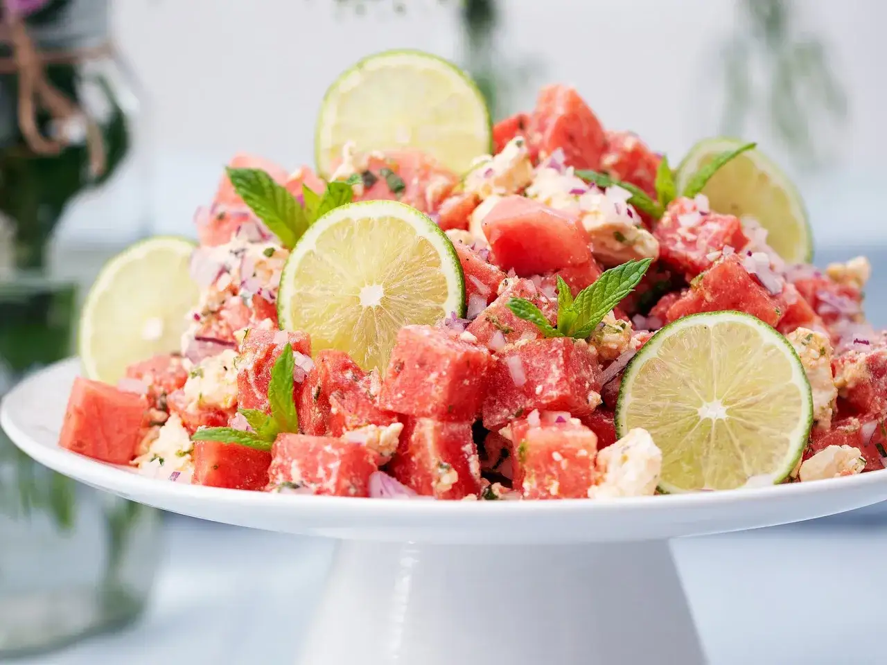 Sommarfräsch melonsallad med fetaost, mynta och lime. En perfekt sommardessert eller förrätt.