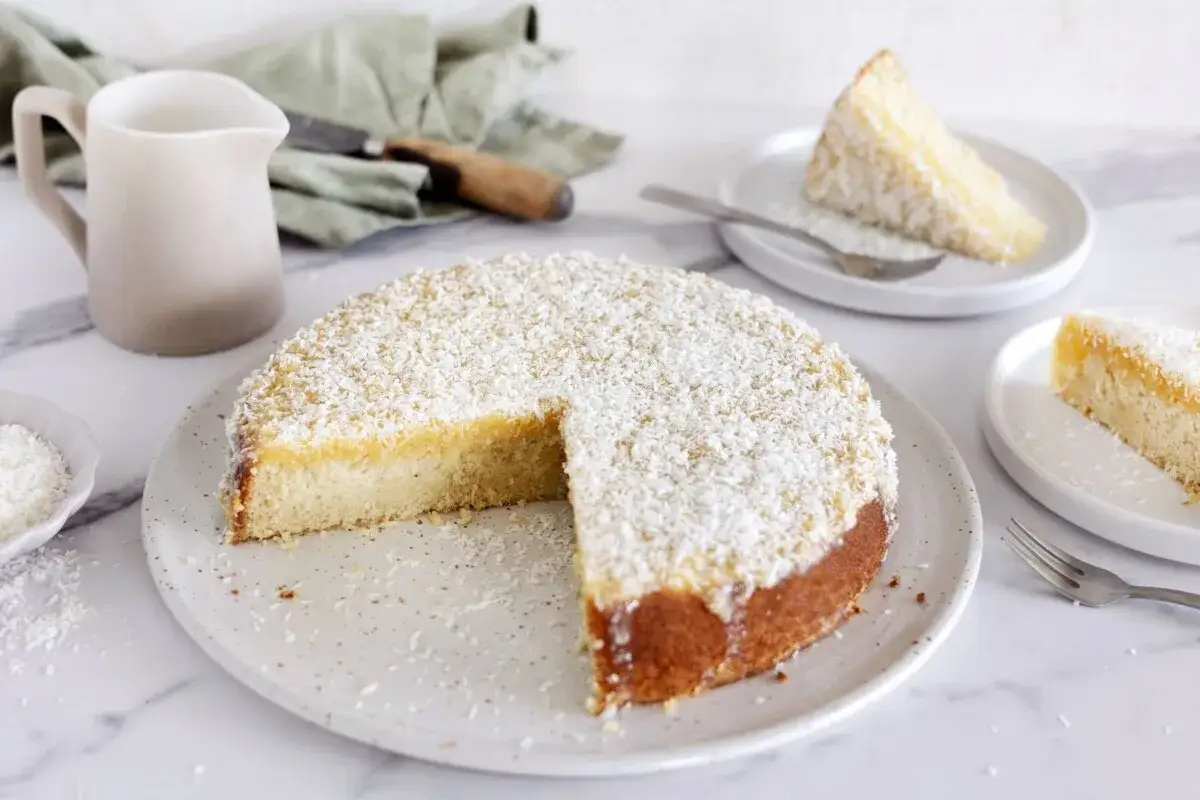 En saftig vaniljkaka med kokosflingor, perfekt f&ouml;r ett fika. Detta vaniljkaka recept &auml;r enkelt att f&ouml;lja.
