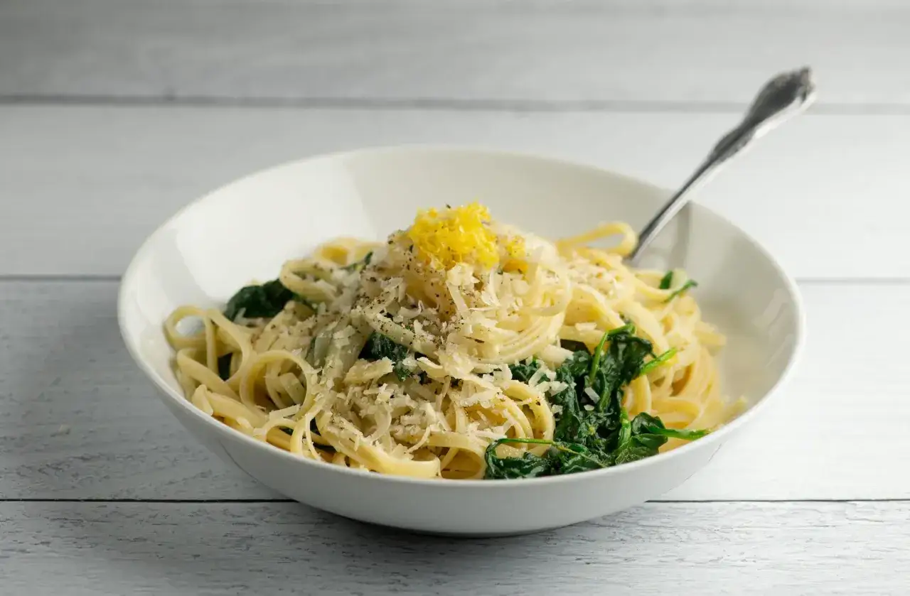 En sk&aring;l med god pasta, spenat och riven parmesan, toppad med citronskal. En perfekt middag!