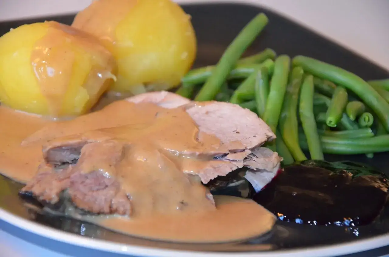 Skinkstek med gräddsås, kokt potatis, gröna bönor och lingonsylt. Ett klassiskt skinkstek recept som passar perfekt till helgmiddagen.