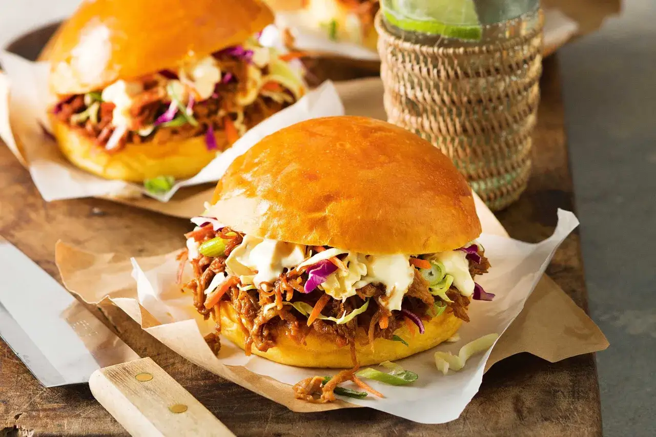 En saftig pulled pork burgare med krispig coleslaw och kr&auml;mig majonn&auml;s. Perfekt f&ouml;r en avslappnad middag.