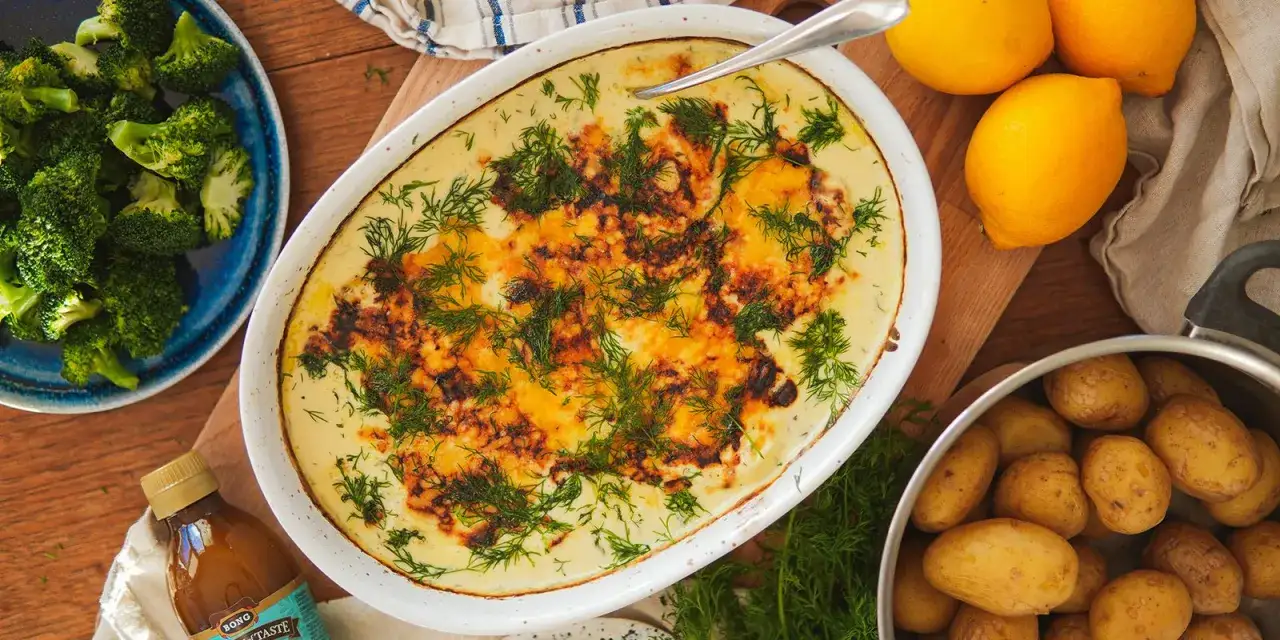 Gratinerad torsk i ugn med dill, serverad med kokt potatis och broccoli. Perfekt för en middag med rätt tid och grader.