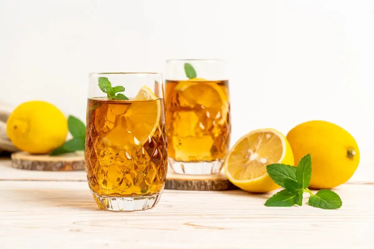 Tv&aring; glas iste med citron och mynta. Perfekt iste recept f&ouml;r en varm sommardag.