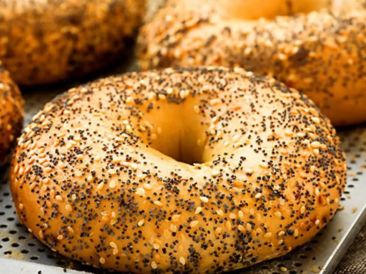 Nybakade bagels med sesamfr&ouml;n och vallmofr&ouml;n, redo f&ouml;r ditt bagels recept.