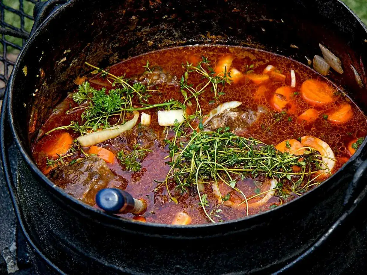 En mustig gryta med k&ouml;tt, mor&ouml;tter och l&ouml;k i en djup gjutj&auml;rnsgryta. Perfekt f&ouml;r ett slow cooker recept.