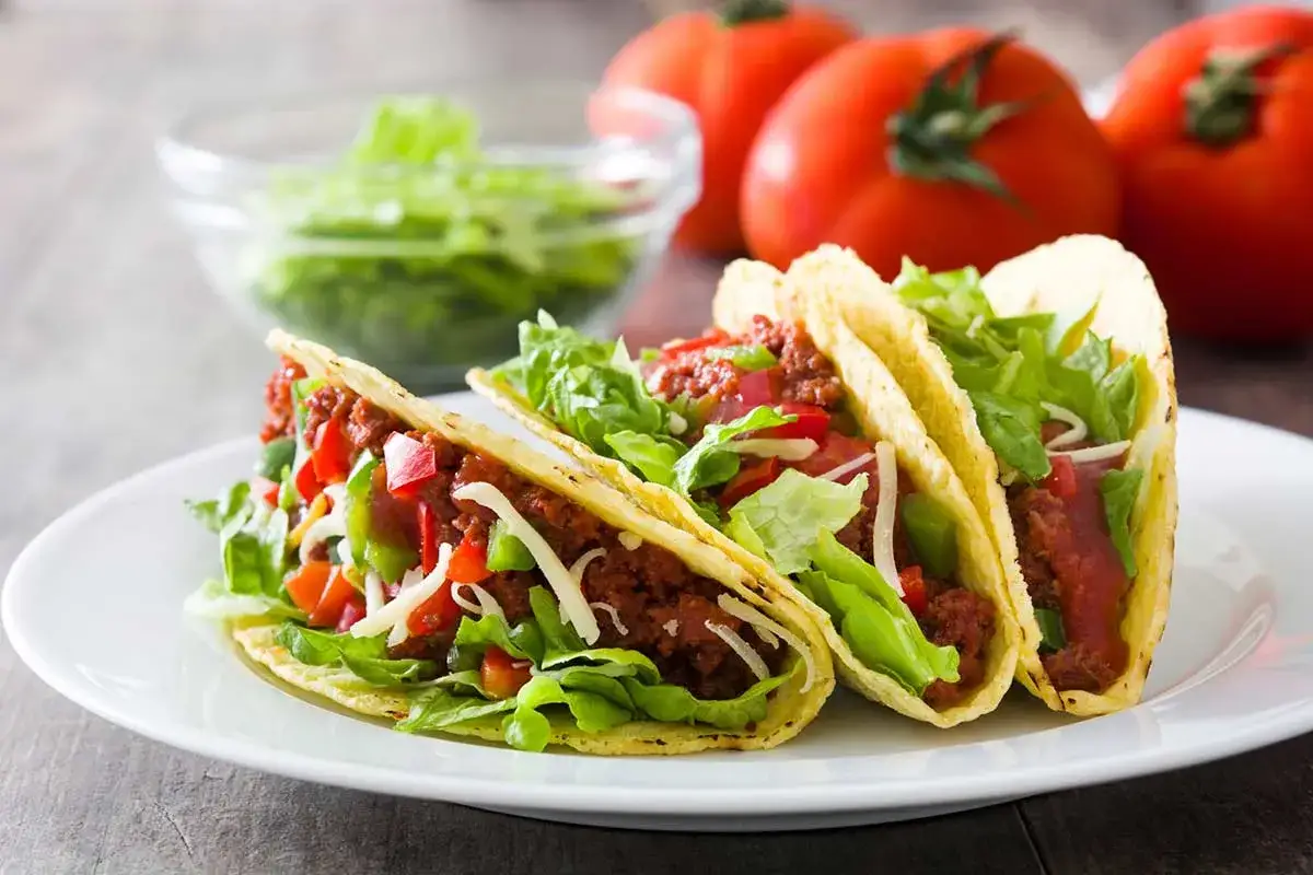 Tre saftiga tacos med k&ouml;ttf&auml;rs, sallad, tomat och ost. Perfekt f&ouml;r ett snabbt tacos recept.