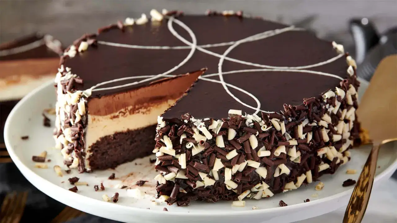 Chokladt&aring;rta med lager av mousse och en glansig ganache. Perfekt f&ouml;r alla som &auml;lskar choklad och s&ouml;ker ett gott ganache recept.