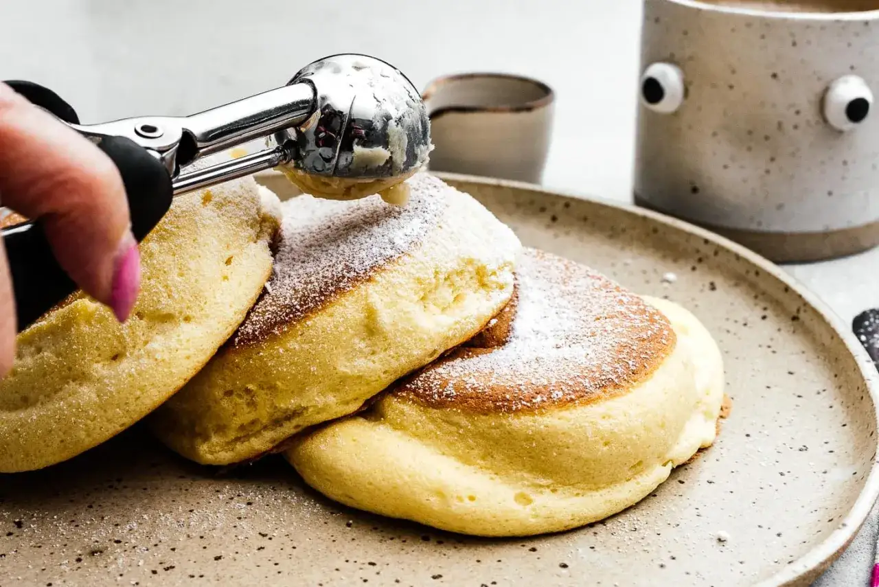 Fluffiga pannkakor, perfekta f&ouml;r ett okonomiyaki recept. Pudrade med florsocker och serverade med en skopa glass.