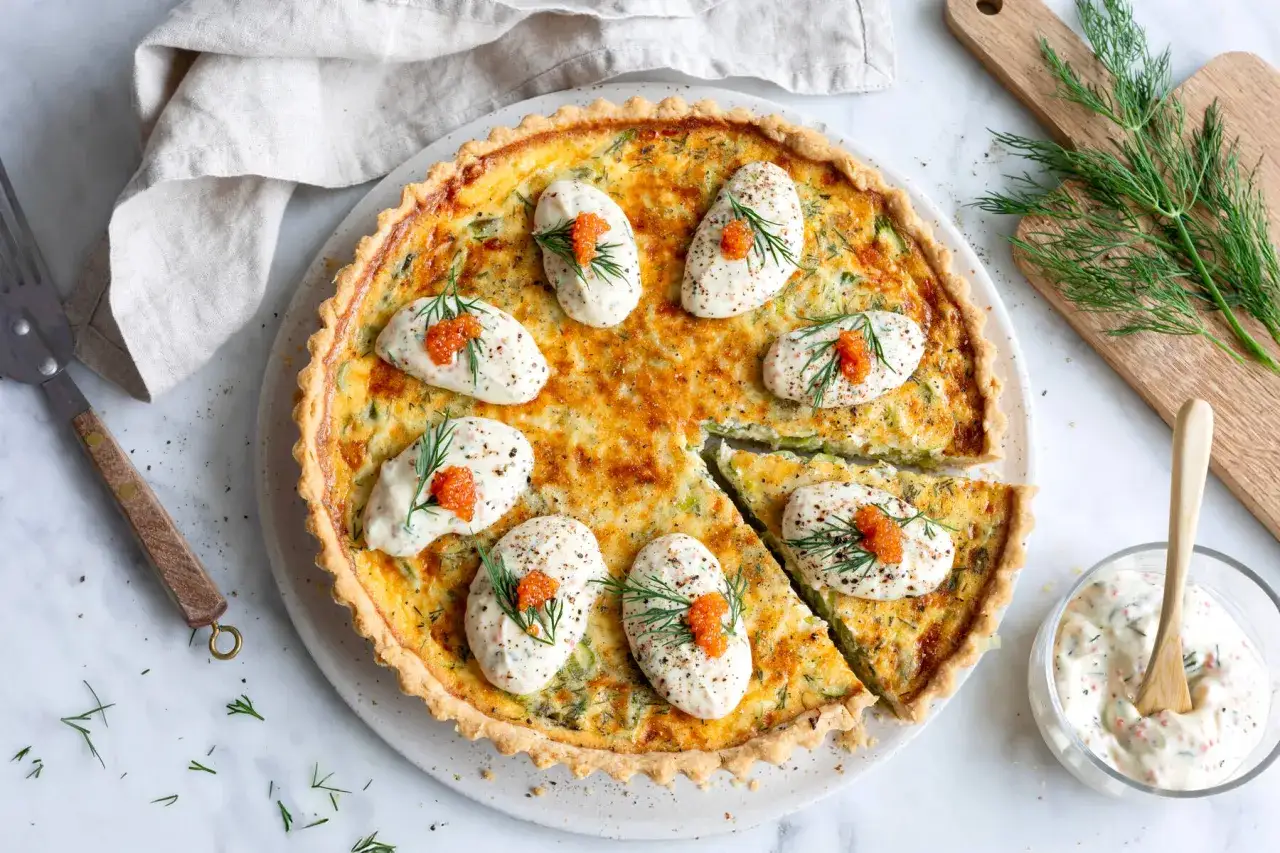 En gyllene paj med dill och kaviar, perfekt för ett somrigt paj recept. Serveras med en klick krämig sås.